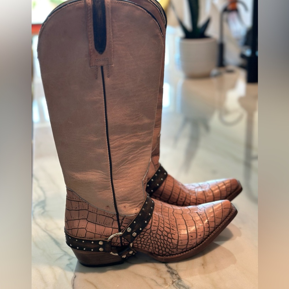FREEBIRD LUCITANO Western Boots Pink/Blush Leather Croc size 8 *LIKE NEW*